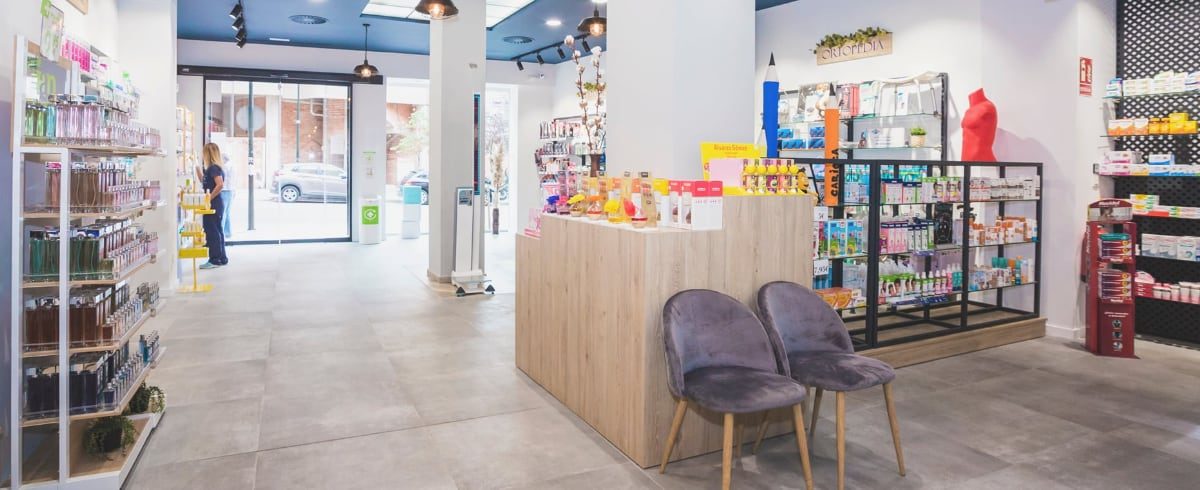 Interior de la farmacia Lerma